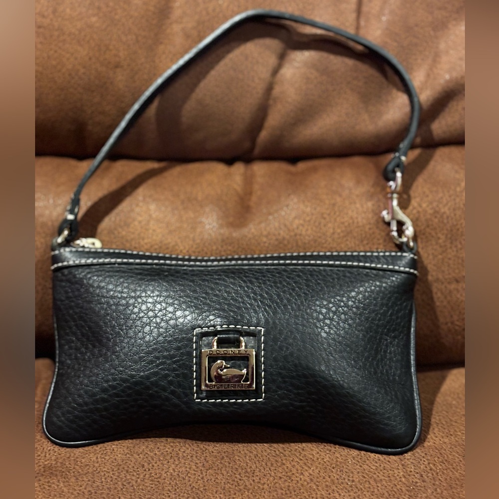 Dooney & Bourke Black Leather Wristlet #8x almost 5)